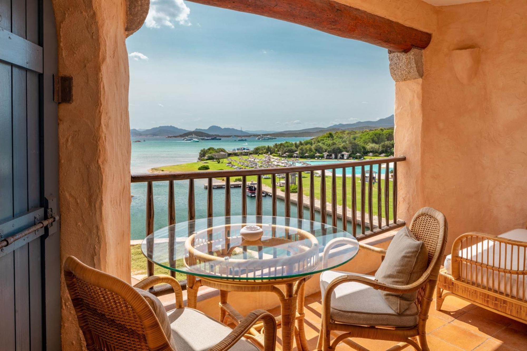 Camera Premium Contemporanea con Letto King-Size, Balcone e Vista Mare